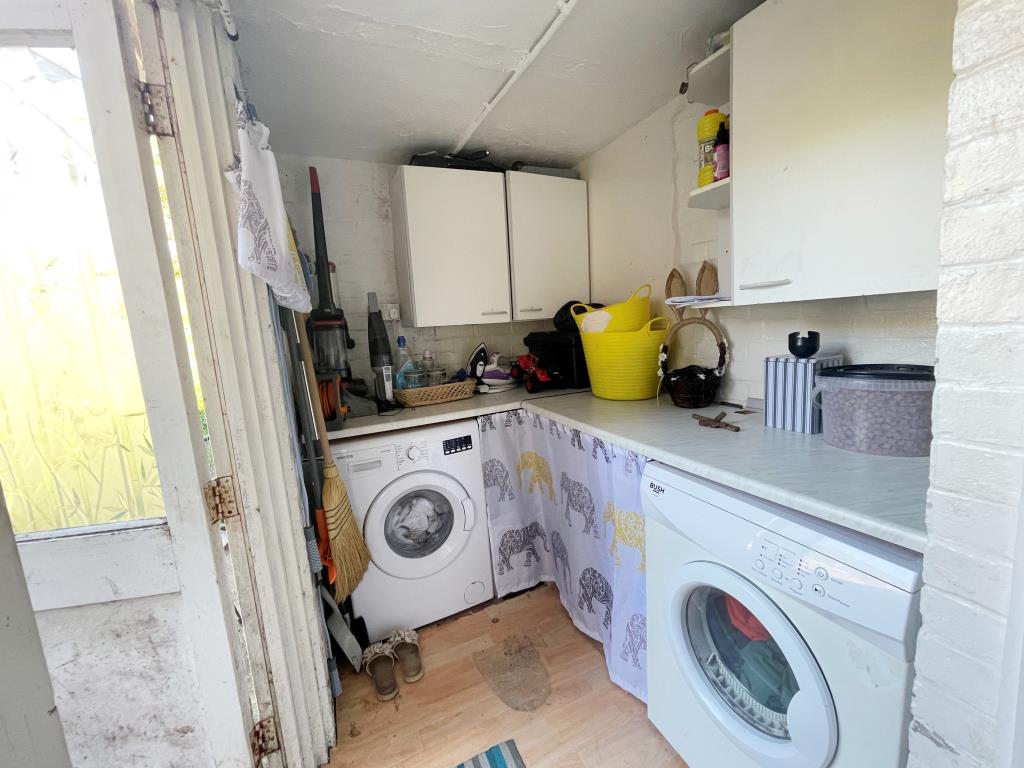 Lot: 146 - TWO-BEDROOM GROUND FLOOR FLAT FOR INVESTMENT - Utility area with white goods and access to garden